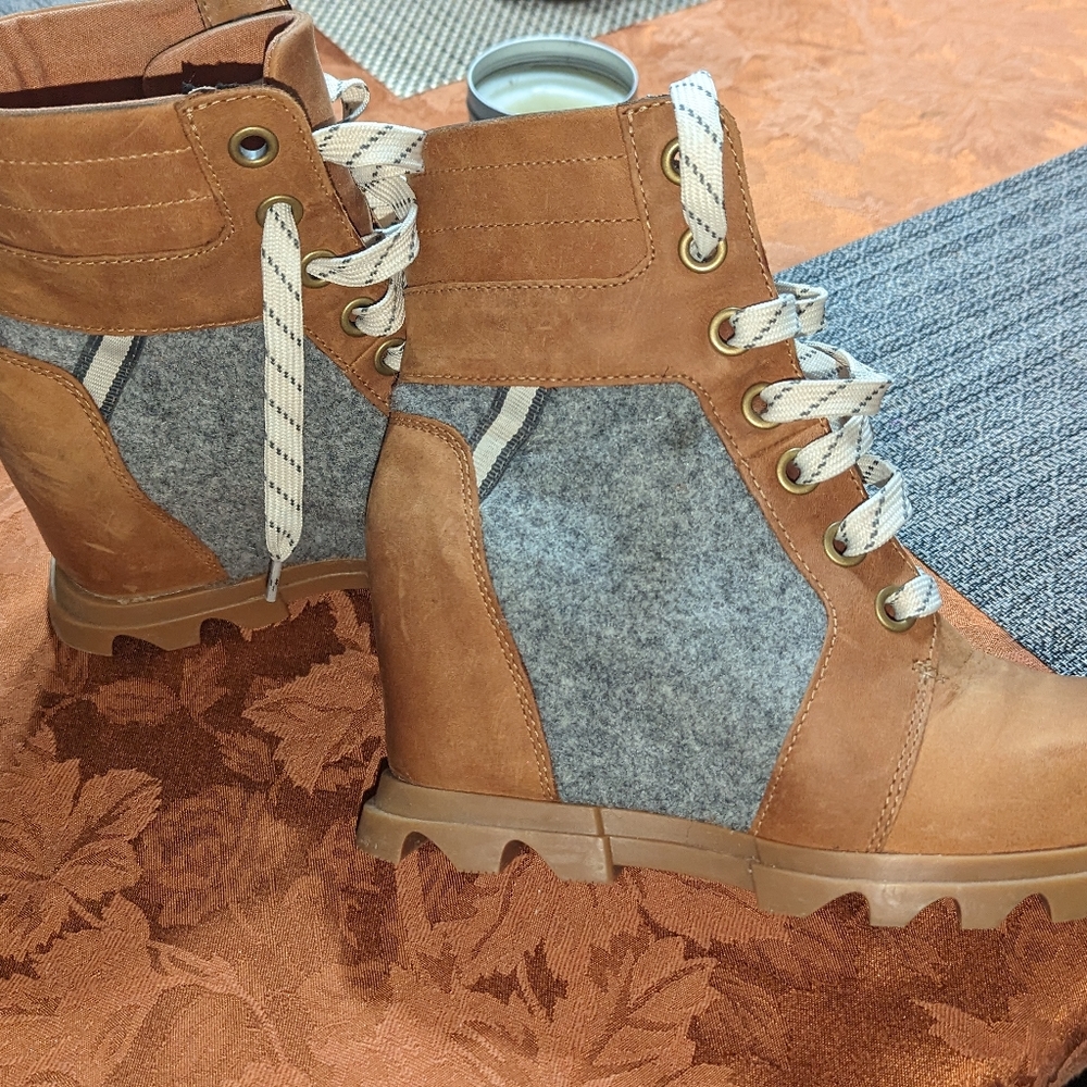 Women's Sorel "Joan of Arctic Wedge III", Size 8, Tan leather/Gray felt
